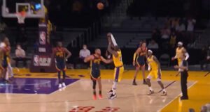 LeBron James čudesnom tricom sa deset metara odveo Lakerse u play-off