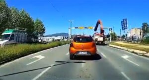 Objavljen snimak bizarne nesreće: Kamion dizalicom srušio semafor