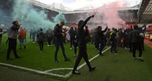 Odgođen derbi Uniteda i Liverpoola, navijači upali na Old Trafford