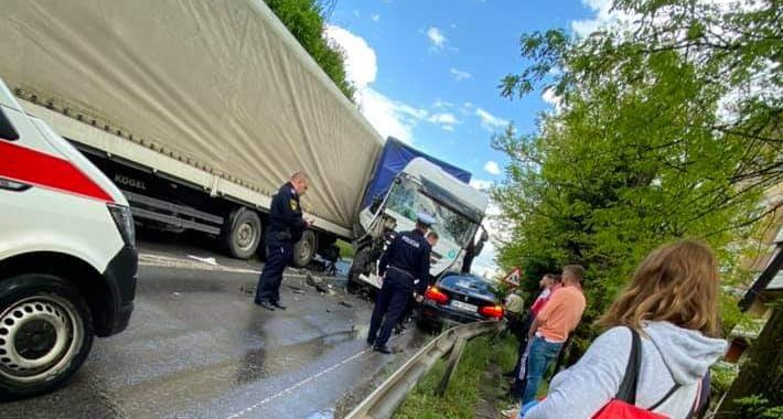 Teška nesreća u Tuzli, sudar dva kamiona i putničkog vozila
