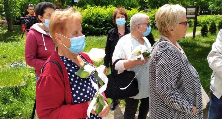 Dan bijelih traka u Prijedoru: Na bijelim ružama imena ubijene djece