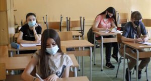 Maske obavezne za nastavnike, za učenike samo prilikom kretanja i odgovaranja