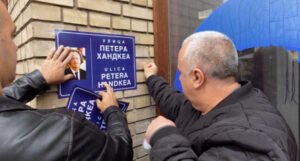 Na zgradama u Srebrenici osvanuli natpisi “Ulica Petera Handkea”, oglasio se Duraković