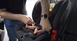 Ovako se pravilno montira dječje sjedište u automobil