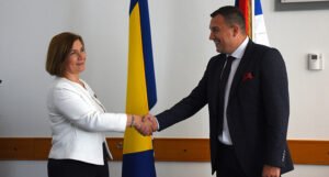 Ministri Lučić i Sahpaska o položaju Roma: Raditi više na obrazovanju i zapošljavanju