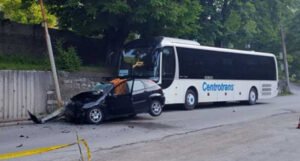 Vozač Forda poginuo u stravičnom sudaru s autobusom