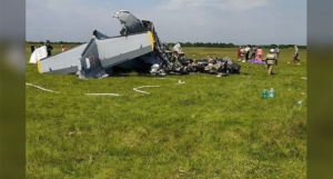 U padu aviona koji je prevozio padobrance poginule najmanje četiri osobe