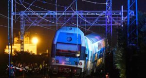 Putnički voz pregazio radnike željeznice, najmanje devet poginulih