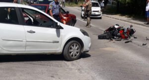 U teškoj saobraćajnoj nesreći povrijeđen motociklista
