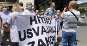 Ljekari protestovali ispred zgrade Vlade FBiH