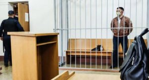 UZNEMIRUJUĆE Bejloruski aktivista ubo se u vrat na sudu