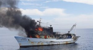 Zapalio se brod kod Šibenika, vatrogasci odustali od gašenje
