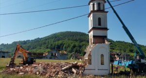 Počelo uklanjanje crkve iz avlije nane Fate Orlović