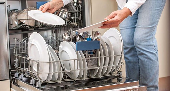 Evo zašto ne trebate ispirati suđe prije pranja u mašini