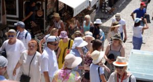 Bez obzira na vrućinu veliki broj turista u Mostaru
