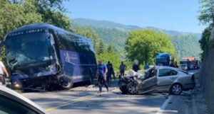 Jedna osoba poginula u teškom sudaru autobusa i automobila na M-17