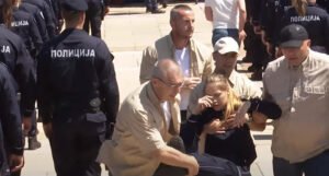 Dok je Vučić držao govor policajci padali u nesvijest