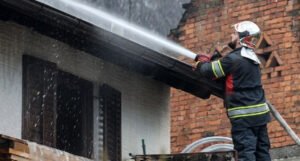 Žena zapalila kuću u kojoj je spavala četveročlana porodica