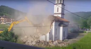 Objavljen snimak rušenja crkve u avliji nane Fate