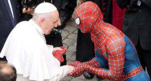 Spiderman se u Vatikanu rukovao s papom Franjom