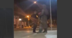 Uhapšen muškarac zbog uriniranja po spomeniku 