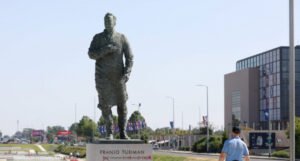 Ponovo išaran spomenik Franji Tuđmanu u Zagrebu