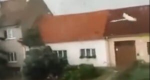 Policija objavila do sada najstrašniji snimak tornada u Češkoj