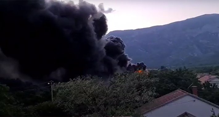 Na deponiji zapaljeno “brdo” starih guma, vatru gasio veći broj vatrogasaca