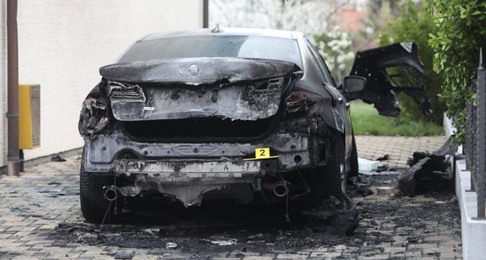 Zapaljena dva BMW-a u vlasništvu dvojca poznatom po švercu migranata