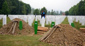 Dženaza žrtvama genocida: Porodice od jutarnjih sati pristižu u Potočare