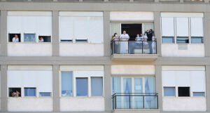 Papa Franjo s bolničkog balkona održao tradicionalnu nedjeljnu molitvu
