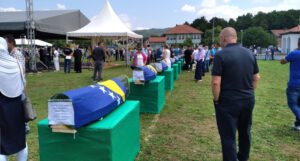 Porodice se opraštaju od 12 ubijenih Prijedorčana