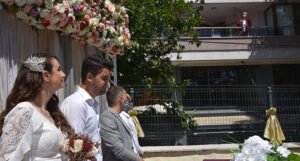 Vjenčanje u pandemiji: Načelnik u izolaciji sa balkona vjenčao mladi par