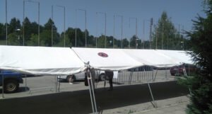 Pripadnici Federalne uprave civilne zaštite postavili tunel od šatora ispred ulaza u Zetru