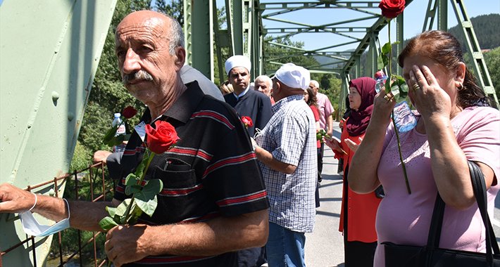 Sa mosta u rijeku Lim bačeno cvijeće u znak sjećanja na 101 žrtvu zločina