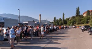 Od danas u Sarajevu vakcinacija bez najave, pred Zetrom veliki redovi