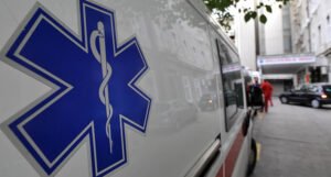 Pacijent ispao iz sanitetskog vozila, udario glavom i preminuo