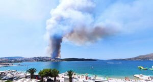 “Dim dolazi do plaže”: Veliki požar buknuo blizu mora u Hrvatskoj i nije pod kontrolom