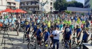 Oko 200 biciklista i maratonaca iz Bihaća krenulo prema Srebrenici