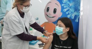 Izrael počinje davati treću dozu vakcine osobama starijim od 60 godina