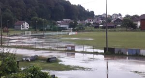 Poplava zaustavila saobraćaj na putu Tuzla – Doboj, dio stadiona “Luke” pod vodom
