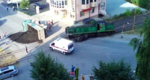 Nesreća u Banovićima: Kamion se prevrnuo nakon sudara s vozom