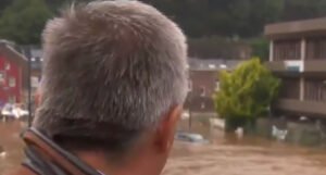 Gradonačelnik u Belgiji davao izjavu, iza njega je poplava srušila kuću