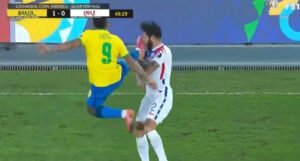 Brazilski napadač udario protivnika nogom u glavu