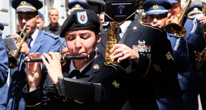 Defile vojnih orkestara OSBiH i američke vojske kroz centar Sarajeva