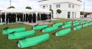 Klanjana kolektivna dženaza u Brčkom za 18 neidentifikovanih civila