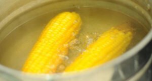 Trik kojim se kuhanje mladog kukuruza skraćuje i do deset puta