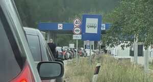Kilometarske kolone na izlazu iz BiH: Čeka se satima