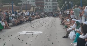 Performans “Nema te na kahvi” za žrtve genocida u Srebrenici