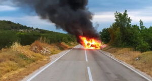 Teška saobraćajna nesreća kod Vodica, automobil potpuno izgorio